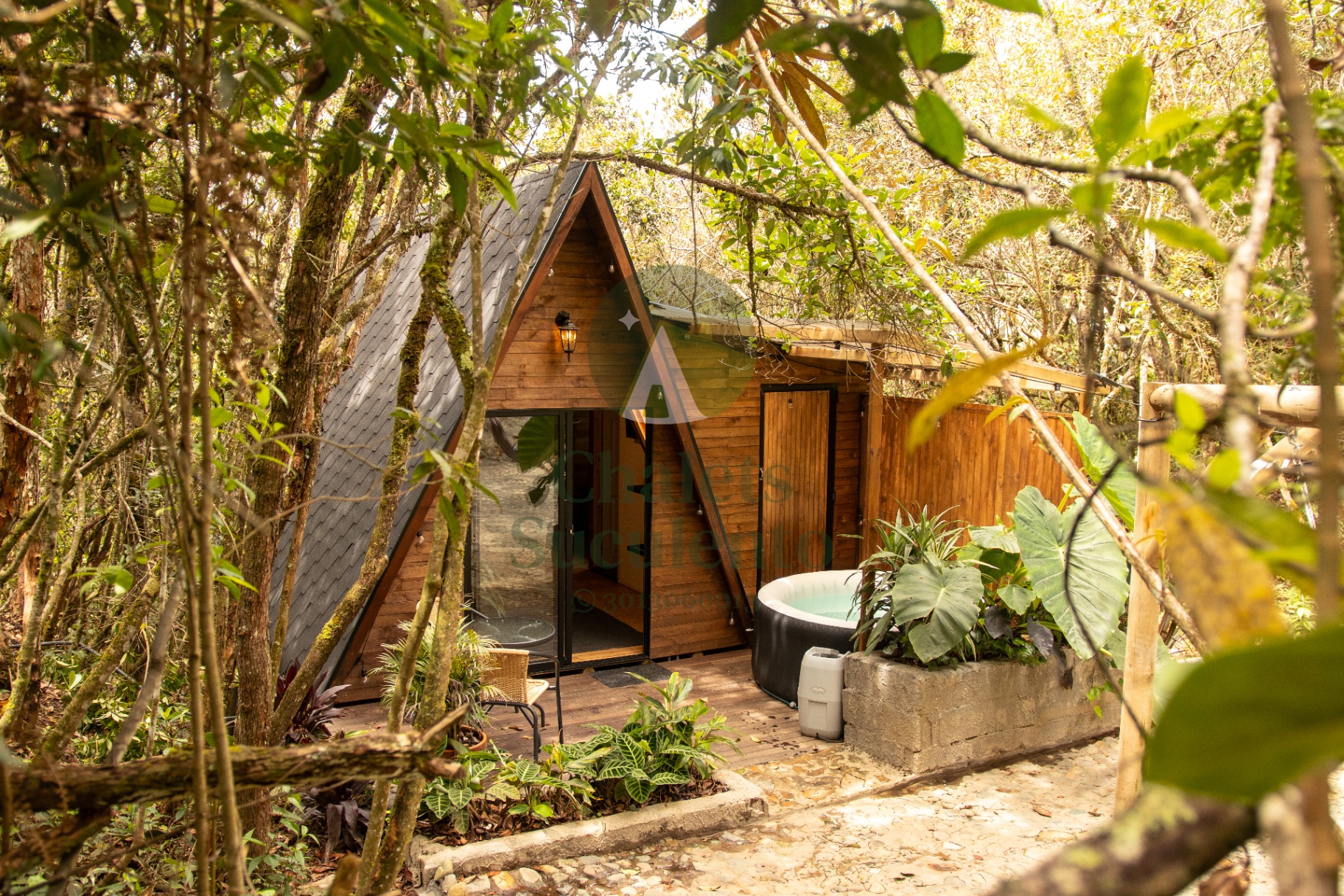 Chalet de madera en el bosque de Santa Elena con jacuzzi privado en la terraza