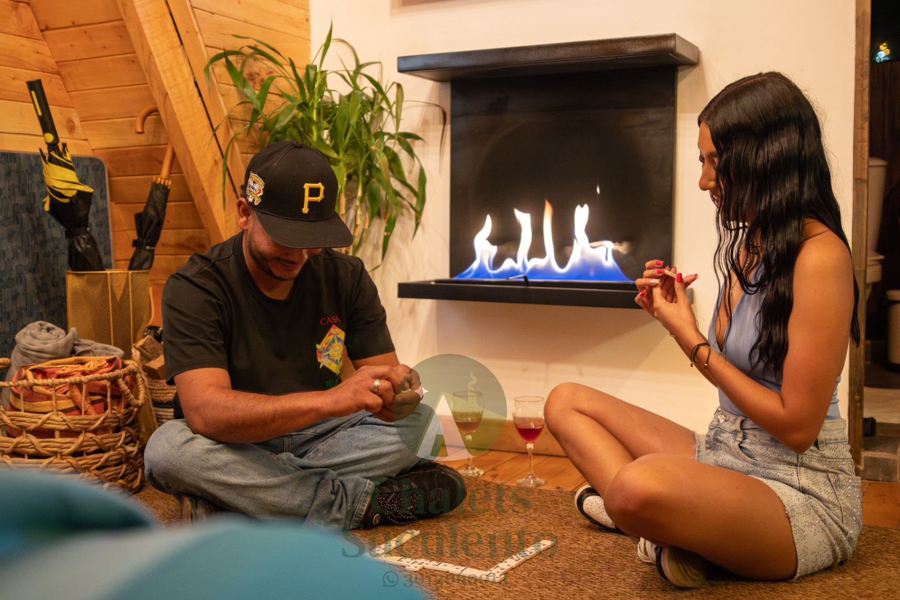 Pareja jugando dominó frente a la chimenea