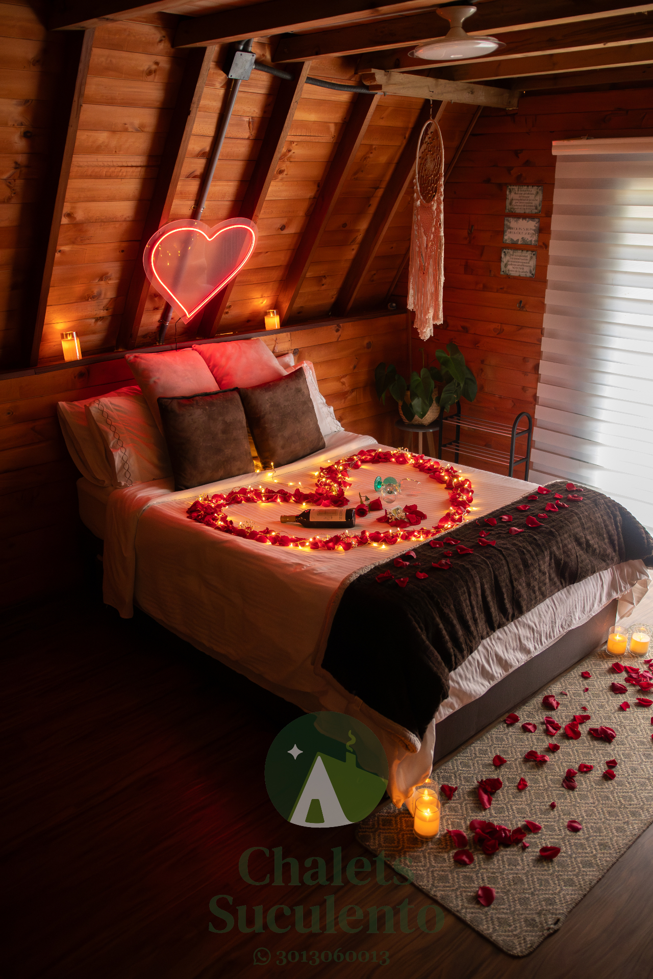 Habitación decorada de forma romántica con luces, pétalos y corazón de neón